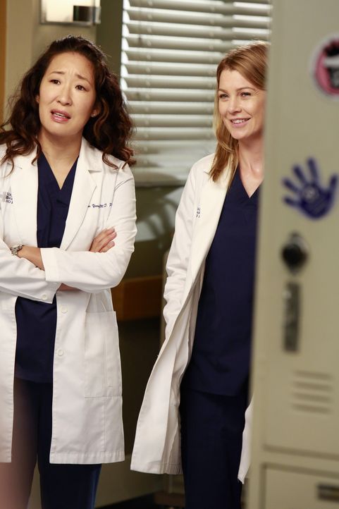 Die neuen Anfänger werden in all die Dramen des Krankenhauses involviert: Während Meredith (Ellen Pompeo, r.) Heather zwingt, Dereks Schwestern zu... - Bildquelle: ABC Studios