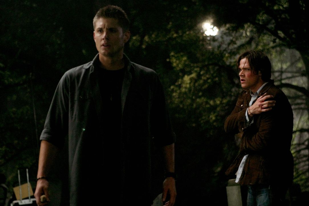 Sam (Jared Padalecki, r.) und Dean (Jensen Ackles, l.) nehmen einen Anruf von dem alten Handy ihres Dads entgegen, durch den sie herausfinden, dass... - Bildquelle: Warner Bros. Television