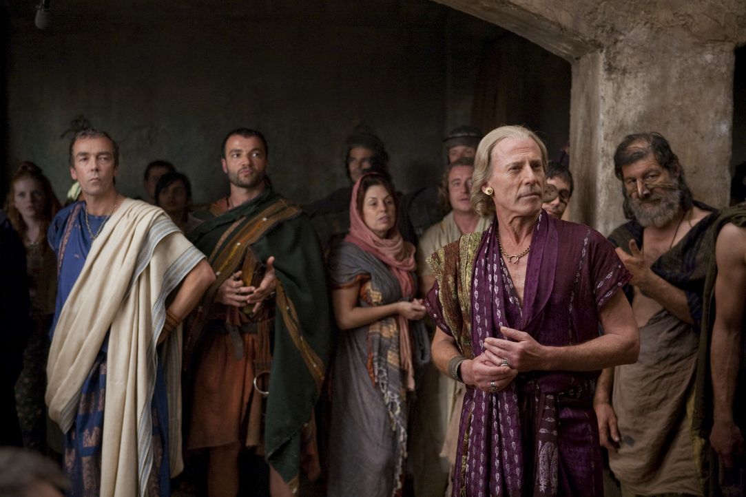 Rivalen: Solonius (Craig Walsh-Wrightson, 2.v.r.) und Batiatus (John Hannah, 2.v.l.) auf dem Sklavenmarkt ... - Bildquelle: 2010 Starz Entertainment, LLC