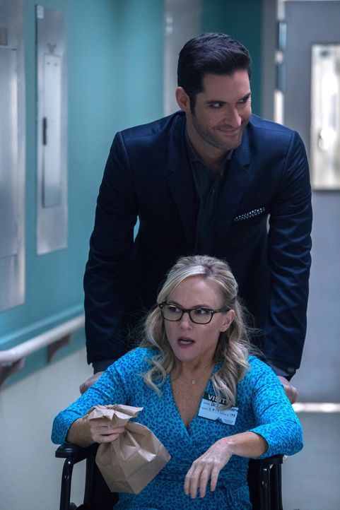 Linda (Rachael Harris, vorne) bietet Lucifer (Tom Ellis, hinten) ihre Hilfe an, als er sich zu Ermittlungszwecken in eine Psychiatrie einweisen läss... - Bildquelle: 2016 Warner Brothers