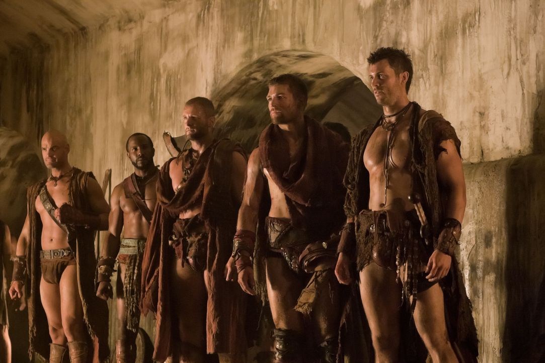 Spartacus (Liam McIntyre, 2.v.r.), Crixus und Agron (Daniel Feuerriegel, r.) beschließen, Capua gen Süden zu verlassen, aber auf ihrer Reise jeden... - Bildquelle: 2011 Starz Entertainment, LLC. All rights reserved.