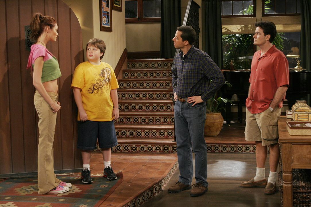 Jake (Angus T. Jones, 2.v.l.) lädt Kandi (April Bowlby, l.) zu seinem Geburtstag ein und jetzt steht Alan (Jon Cryer, 2.v.r.) vor dem Problem, dass... - Bildquelle: Warner Brothers Entertainment Inc.
