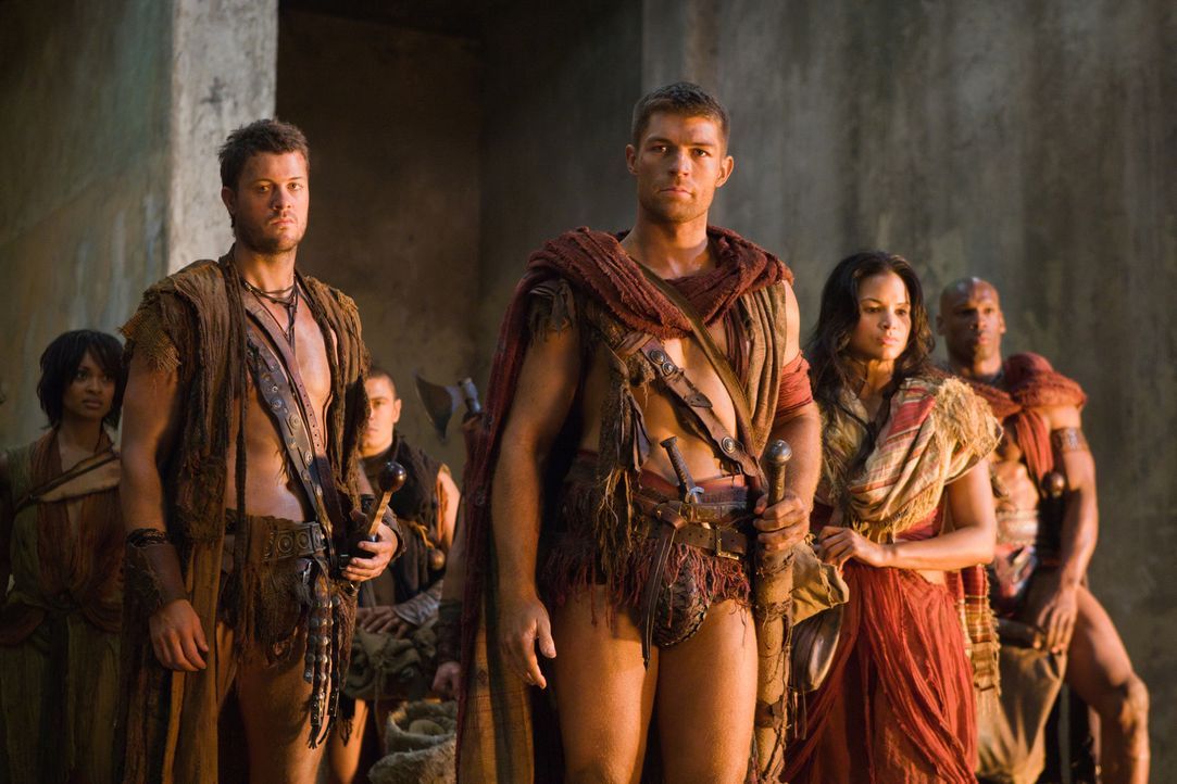 Auf der Flucht vor den Römern finden Spartacus (Liam McIntyre, M.), Agron (Daniel Feuerriegel, l.), Mira (Katrina Law, r.) und ihr Gefolge einen ver... - Bildquelle: 2011 Starz Entertainment, LLC. All rights reserved.