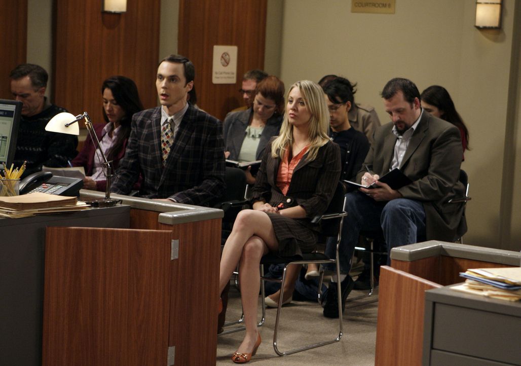 Wegen eines Fahrvergehens müssen Sheldon (Jim Parsons, M.l.) und Penny (Kaley Cuoco, M.r.) vor Gericht vorsprechen ... - Bildquelle: Warner Bros. Television