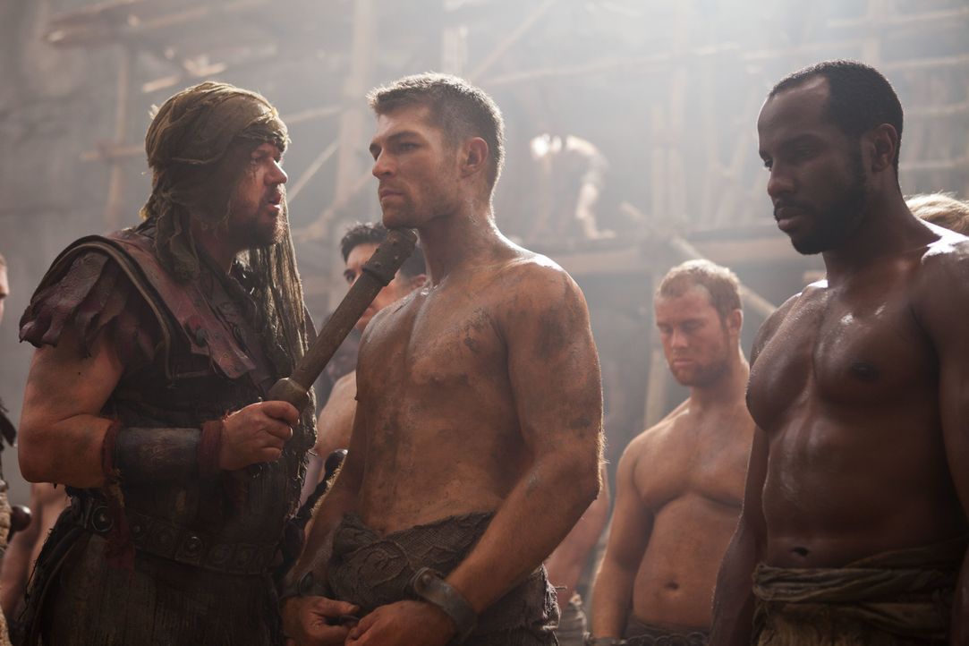 Lässt sich auf ein Todeskommando ein, um Crixus' große Liebe Naevia zu retten: Spartacus (Liam McIntyre, M.) ... - Bildquelle: 2011 Starz Entertainment, LLC. All rights reserved.