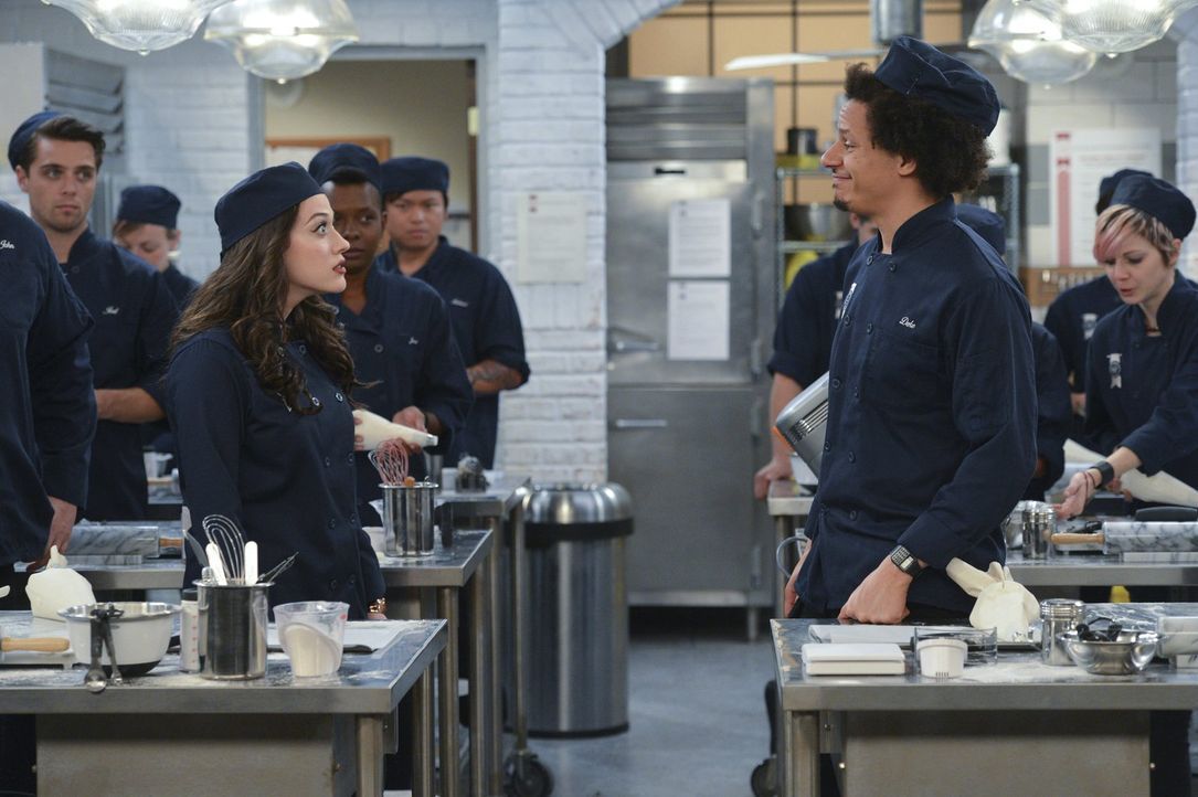 Immer wieder lässt sich Max (Kat Dennings, l.) vom Klassenclown Deke (Eric Andre, r.) ablenken, obwohl sie eigentlich an ihrem ersten Schultag einen... - Bildquelle: Warner Bros. Television