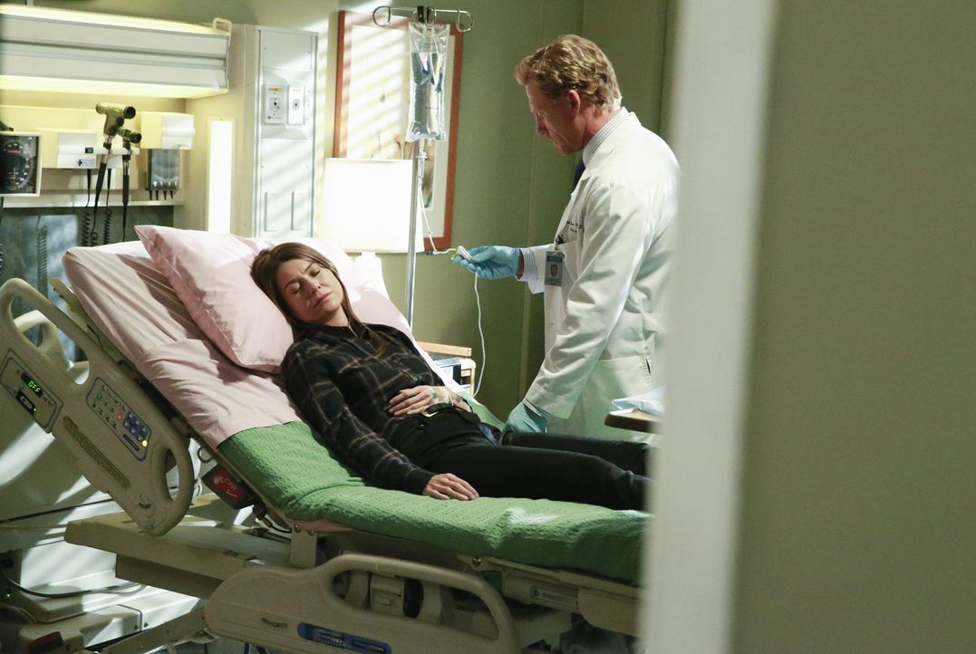 Nachdem Meredith (Ellen Pompeo, l.) ihren Kollegen mitgeteilt hat, dass Derek tot ist, ist sie zusammengebrochen. Owen (Kevin McKidd, r.) kümmert si... - Bildquelle: ABC Studios