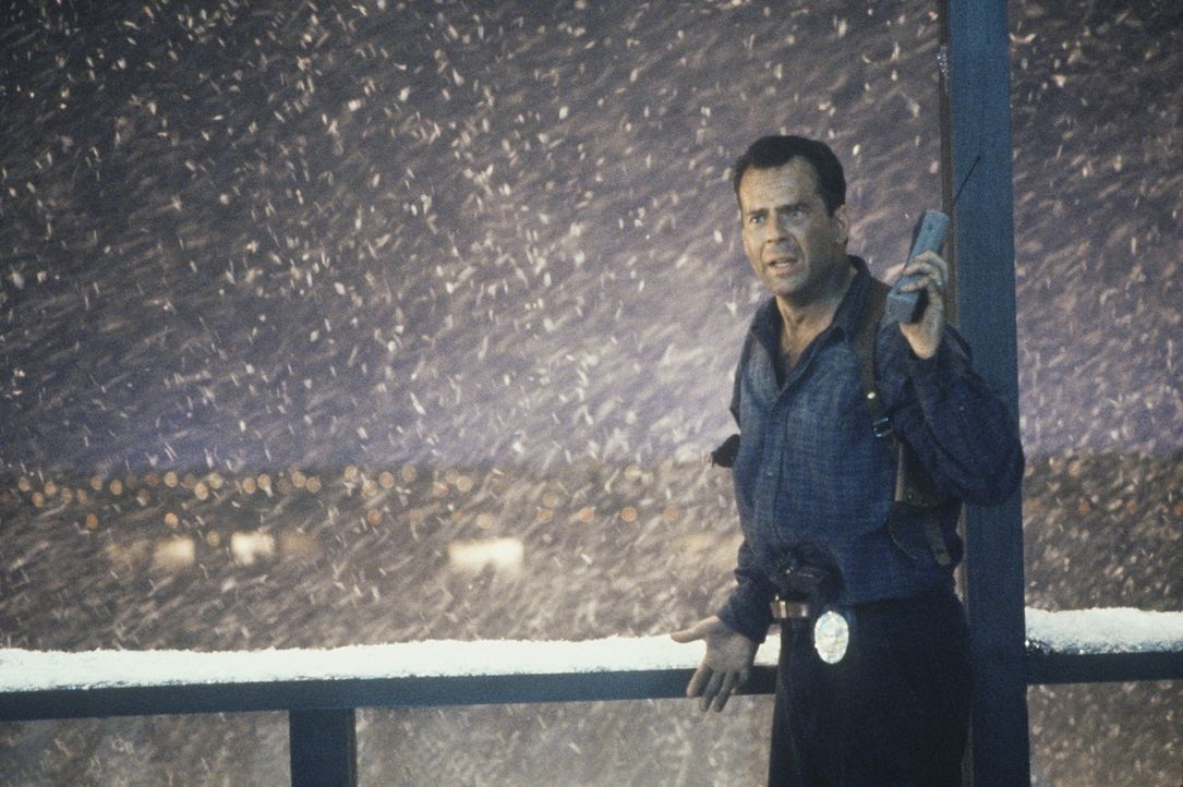 Muss sich gegen eine gefährliche Terroristengruppe durchsetzen: der Polizist John McClane (Bruce Willis) ... - Bildquelle: 20th Century Fox