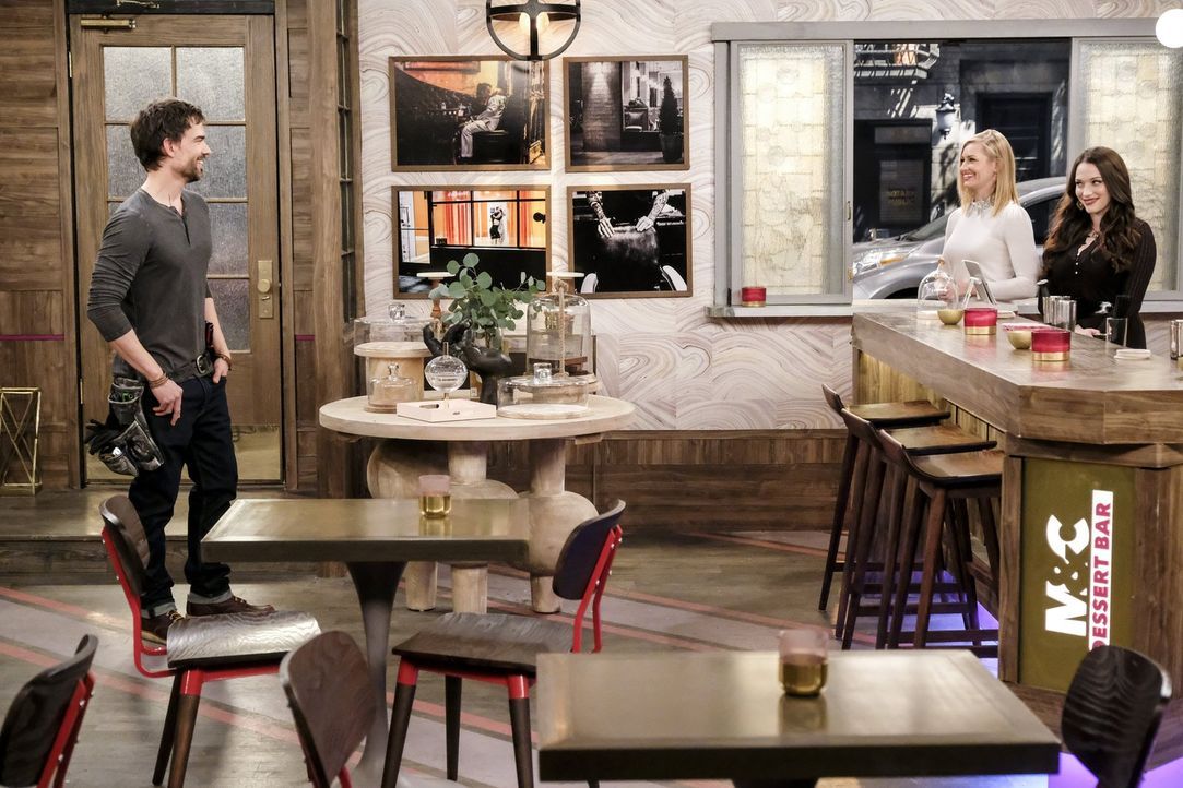 Caroline (Beth Behrs, M.) und Max (Kat Dennings, r.) kommen zurück in ihre Dessert Bar und sind sofort begeistert, von dem neuen Bauleiter Bobby (Ch... - Bildquelle: Warner Bros. Television