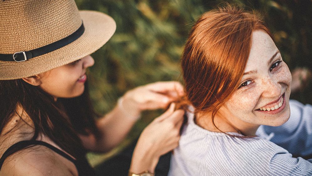 Mit färben graue walnussschalen haare