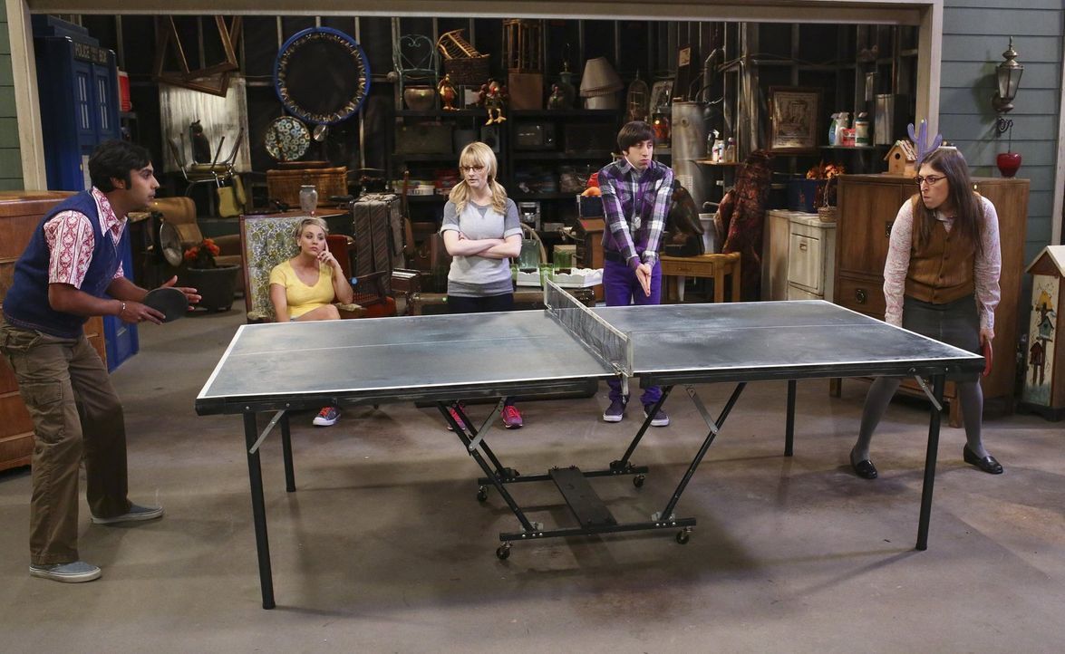 Während Leonard und Sheldon zu einem Vortrag nach Berkeley unterwegs sind, artet ein Garagenverkauf bei Bernadette (Melissa Rauch, M.), Howard (Simo... - Bildquelle: Warner Bros. Television