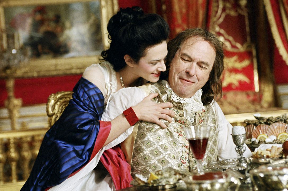 Die Maitresse Madame du Barry (Asia Argento, l.) hat den alternden König Louis XV (Rip Torn, r.) mit ihrem Charme und ihrer Jugend erobert ... - Bildquelle: 2006 I Want Candy, LLC. All Rights Reserved.