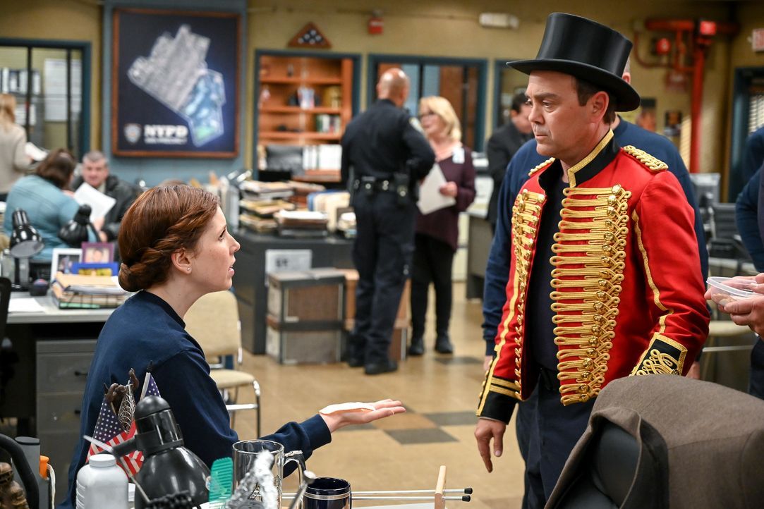 Debbie Fogle (Vanessa Bayer, l.); Charles Boyle (Joe Lo Truglio, r.) - Bildquelle: John P. Fleenor 2019 NBCUniversal Media, LLC / John P. Fleenor