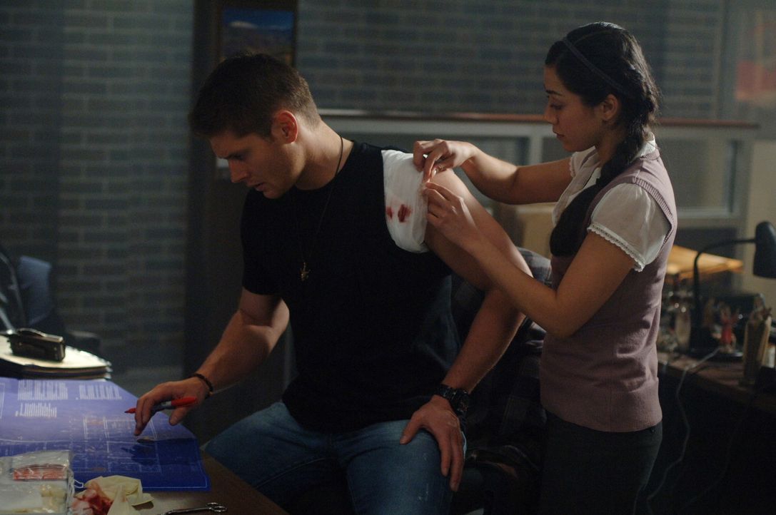 Dean (Jensen Ackles, l.) hat sich an der Schulter verletzt. Nancy (Aimee Garcia, r.) kümmert sich um ihn und die Wunde ... ... - Bildquelle: Warner Bros. Television