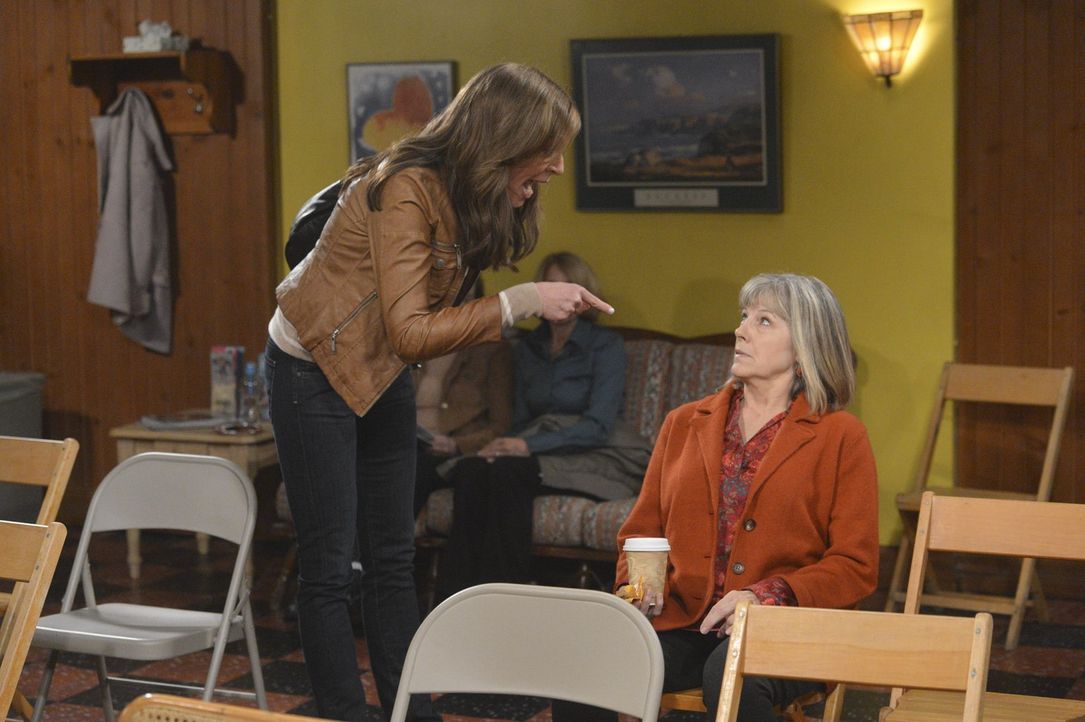 Von der Trauer um Alvin überwältigt, fängt Bonnie (Allison Janney, l.) an, durchzudrehen. Darunter leidet auch Marjorie (Mimi Kennedy, r.) ... - Bildquelle: Warner Bros. Television