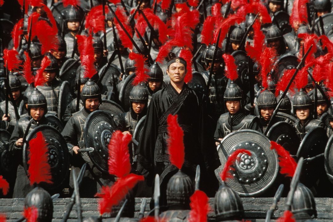 Eines Tages begehrt Nameless (Jet Li) Eintritt beim König von Qin. Mit sich trägt er die Waffen der drei berüchtigtsten Attentäter: Sky, Broken... - Bildquelle: Constantin Film