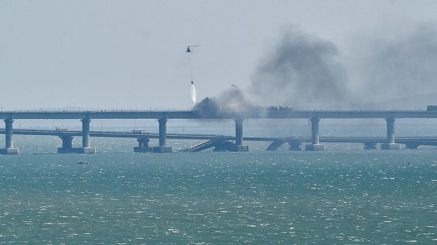 Nach Explosion und Brand: Massive Schäden an Krim-Brücke - Moskau meldet Tote