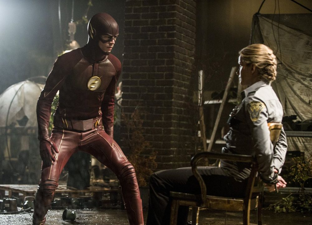 Gelingt es Barry alias The Flash (Grant Gustin, l.), Patty (Shantel VanSanten, r.) zu retten, ohne in die Falle von Eddie Slick alias Sand Demon zu... - Bildquelle: 2015 Warner Brothers.