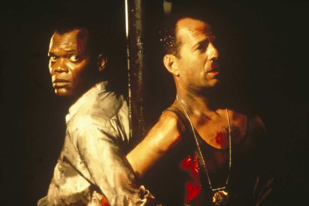 Simon beginnt ein perfides Spiel mit McClane (Bruce Willis, r.) und Zeus (Samuel L. Jackson, l.). Mittels gereimter Rätsel jagt er sie kreuz und qu... - Bildquelle: 20th Century Fox