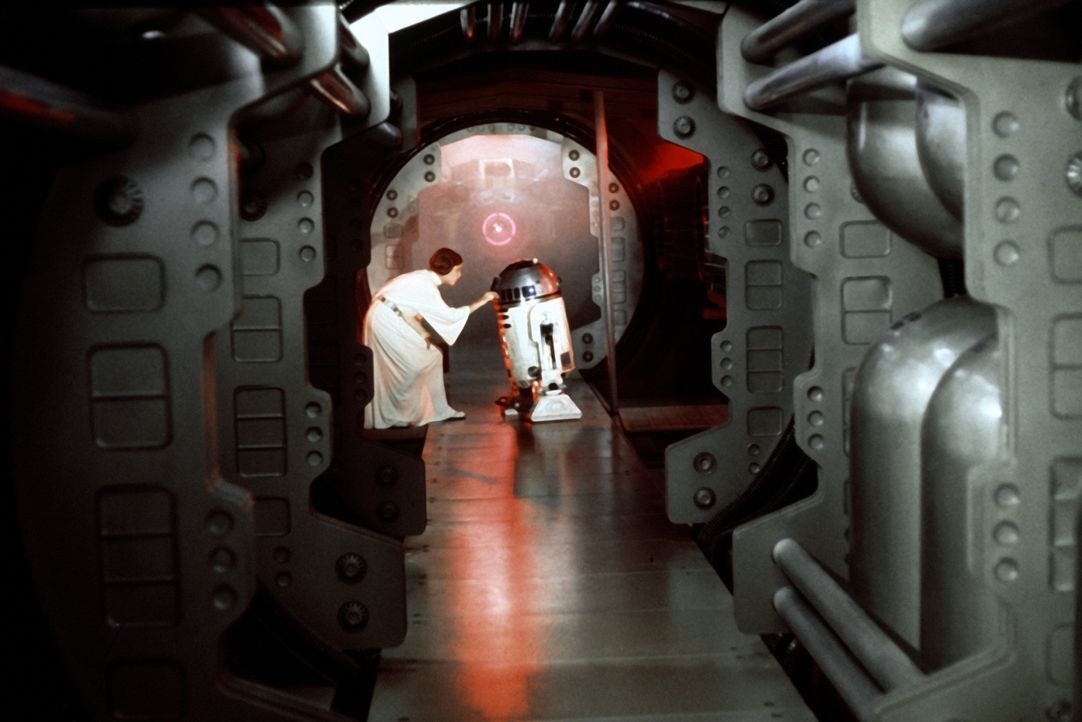In ihrer Not beauftragt Prinzessin Leia (Carrie Fisher, l.), den kleinen Druiden R2-D2 (Kenny Baker, r.) eine wichtige Botschaft an den Jedi-Ritter... - Bildquelle: Lucasfilm LTD. & TM. All Rights Reserved.