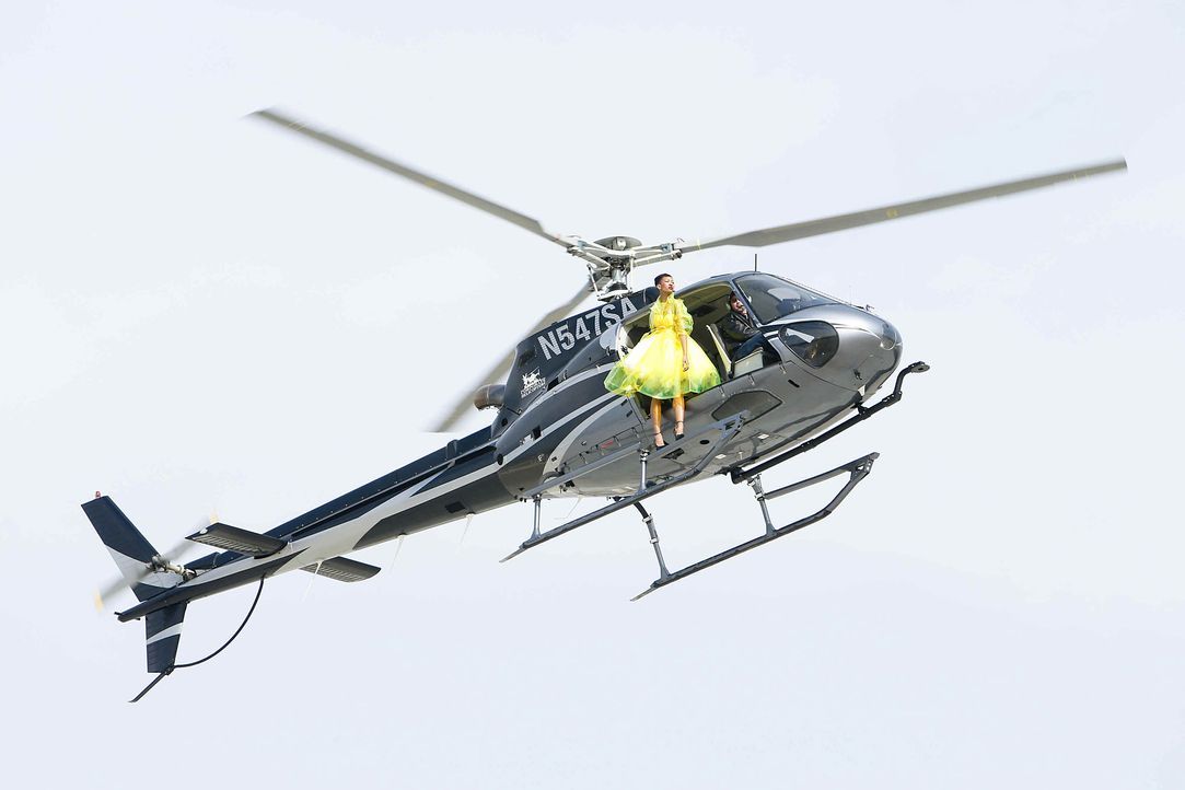 GNTM-Stf10-Epi06-Helikopter-Shooting-83-Erica-ProSieben-Richard-Huebner - Bildquelle: ProSieben/Richard Huebner