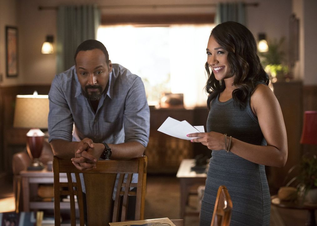 Iris (Candice Patton, r.) wird daran erinnert, was sie über ihre Mutter herausgefunden hat, als Joe (Jesse L. Martin, l.) ihr offenbart, dass er man... - Bildquelle: 2015 Warner Brothers.