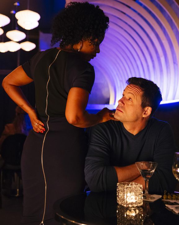 Miranda (Aunjanue Ellis, l.) will sich an Liam (Josh Hopkins, r.) rächen, weil der bei der Dienstaufsicht für ihre Ablösung gestimmt hat ... - Bildquelle: Jan Thijs 2015 ABC Studios