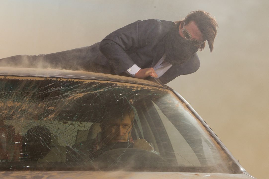 In einem heftigen Sandsturm mitten in Dubai kämpft Ethan (Tom Cruise, oben) um Leben und Tod. Sein Feind Wistrom (Samuli Edelmann, unten) darf auf... - Bildquelle: 2011 Paramount Pictures.  All Rights Reserved.
