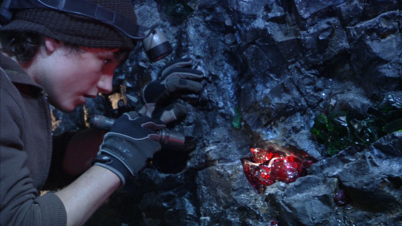 Am Ende des Tunnels entdeckt Sean (Josh Hutcherson), das die gesamte Höhle voll von wertvollen Edelsteinen ist ... - Bildquelle: 2007 New Line Productions, Inc. and Walden Media, LLC.