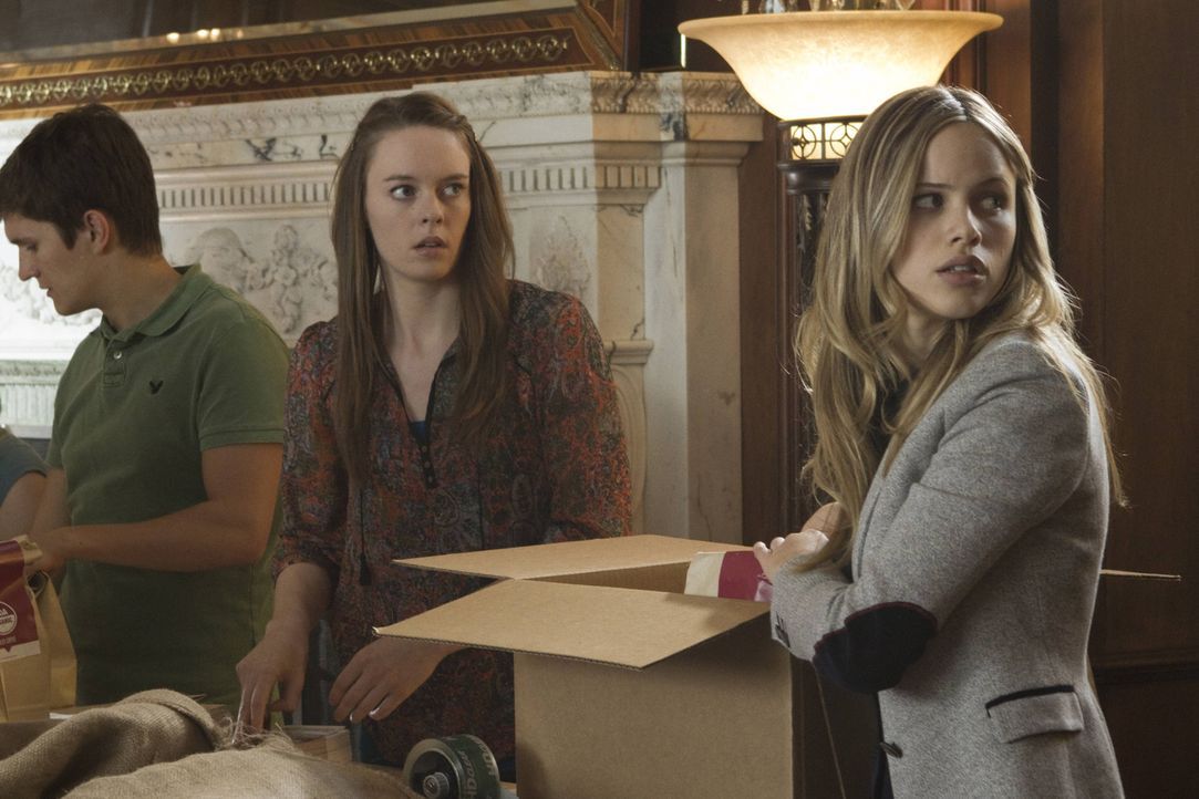 Wissen nicht wie es weitergeht: Charlene (Annie Munch, M.) und Amber (Halston Sage, r.) haben Angst, dass ihnen etwas zustoßen wird ... - Bildquelle: 2013-2014 NBC Universal Media, LLC. All rights reserved.