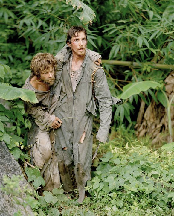 Schnell müssen Duane (Steve Zahn, l.) und Dieter Dengler (Christian Bale, r.) feststellen, dass der Dschungel die pure Hölle ist ... - Bildquelle: Lena Herzog 2006 Top Gun Productions, LLC. All Rights Reserved.