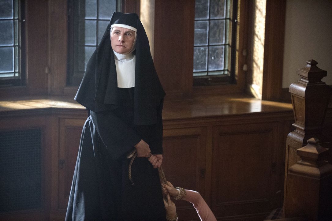 Weiß die Mutter Oberin (Marilyn Norry) mehr über die seltsamen Vorkommnisse im Kloster? - Bildquelle: 2013 Warner Brothers