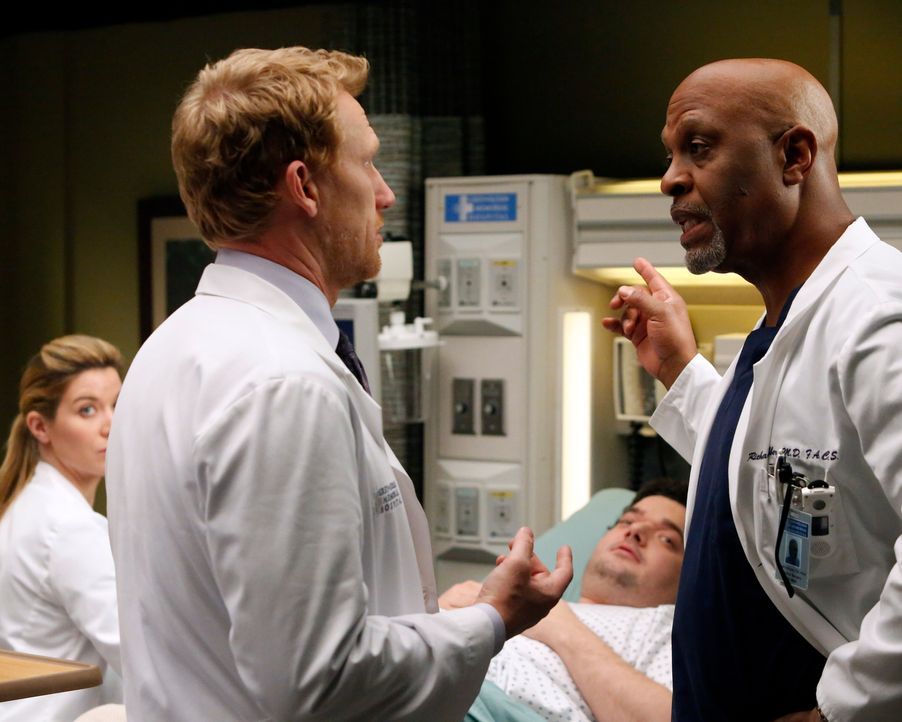Geraten aneinander: Richard (James Pickens jr., r.) und Owen (Kevin McKidd, l.) ... - Bildquelle: ABC Studios