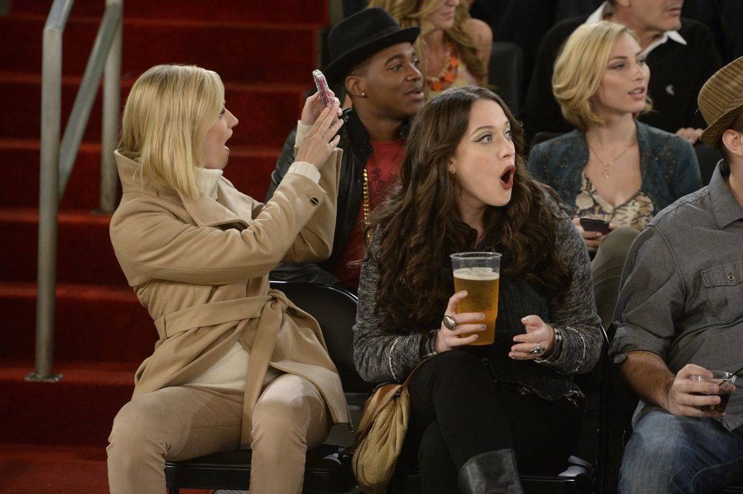 Als sie Tickets für ein Basketballspiel geschenkt bekommen, kämpfen sich Caroline (Beth Behrs, l.) und Max (Kat Dennings, r.) bis ganz nach vorne du... - Bildquelle: 2015 Warner Brothers