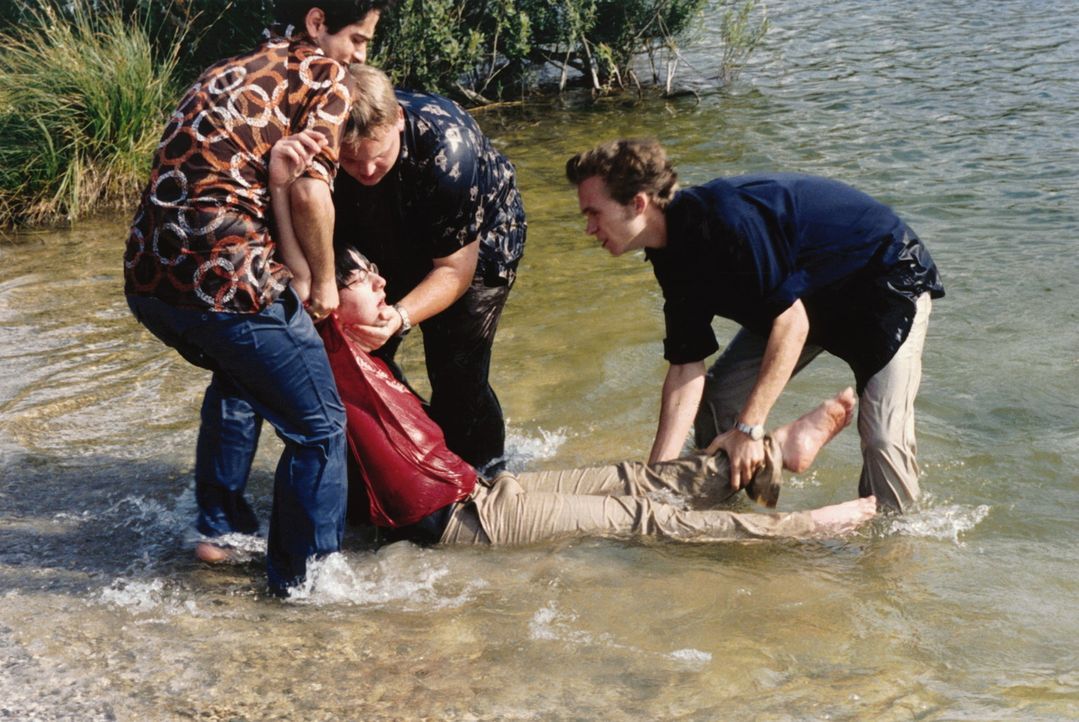 Wie kifft man sich durch einen See: Dirk (Axel Stein, M.), André (Tim Egloff, r.) und Nabil (Denis Moschitto, l.) ... - Bildquelle: Constantin Film