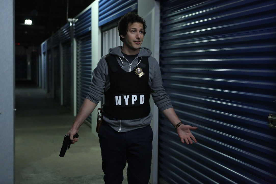 Jake Peralta (Andy Samberg) - Bildquelle: Beth Dubber 2013 NBC Studios LLC. All Rights Reserved. / Beth Dubber