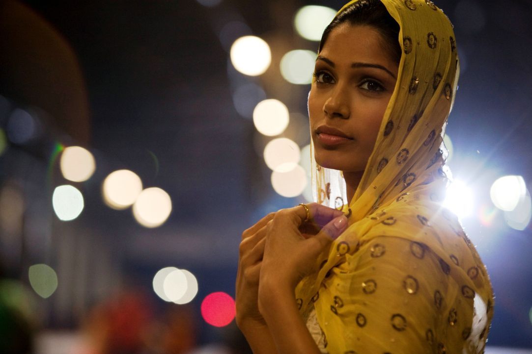 Plötzlich sieht Latika (Freida Pinto) den für immer verloren geglaubten Jamal in einem Fernseher eines Fernsehgeschäftes in Mumbai ... - Bildquelle: 2009 PROKINO Filmverleih GmbH
