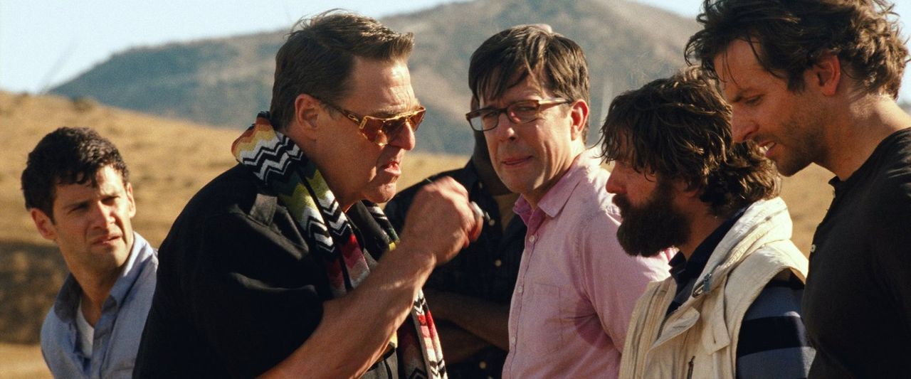 Kaum unterwegs, um Alan (Zach Galifianakis, 2.v.r.) in eine Spezialklinik einweisen zu lassen, da geraten Phil (Bradley Cooper, r.), Stu (Ed Helms,... - Bildquelle: 2013 Warner Brothers