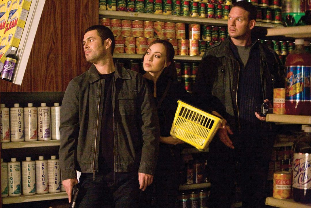 Müssen eine Alieninvasion stoppen, die das Ende der Menschheit bedeuten würde: (v.l.n.r.) Ritter (Carlos Bernard), Sterling (Courtney Ford) und Lo... - Bildquelle: 2007 Warner Bros. Entertainment INC.