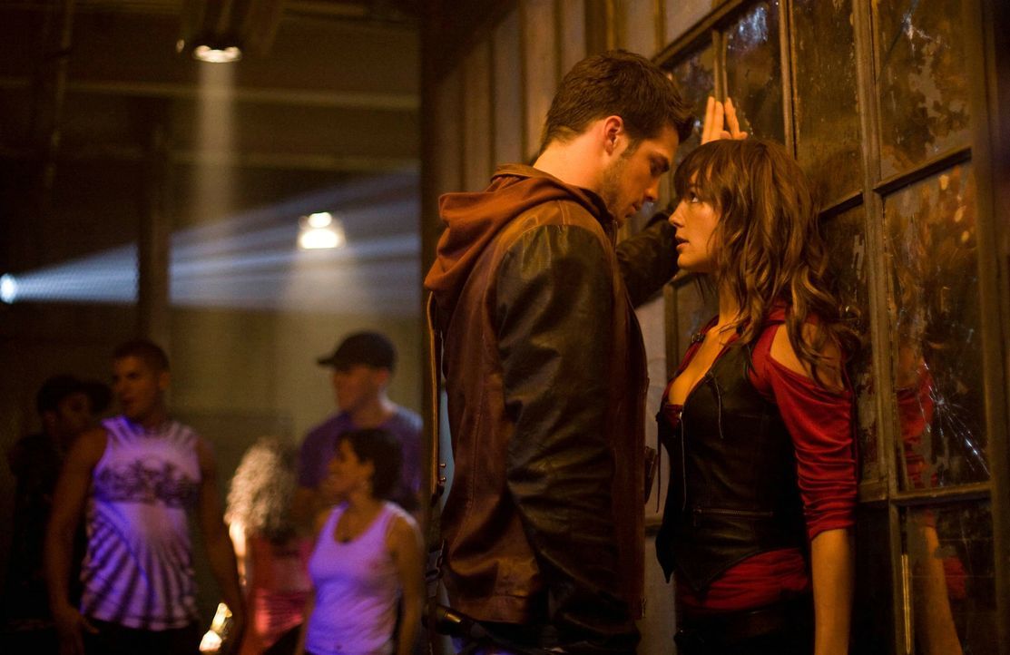 Noch ahnt Luke (Rick Malambri, l.) nicht, dass Natalie (Sharni Vinson, r.) ein gefährliches Geheimnis in sich trägt ... - Bildquelle: Constantin Film