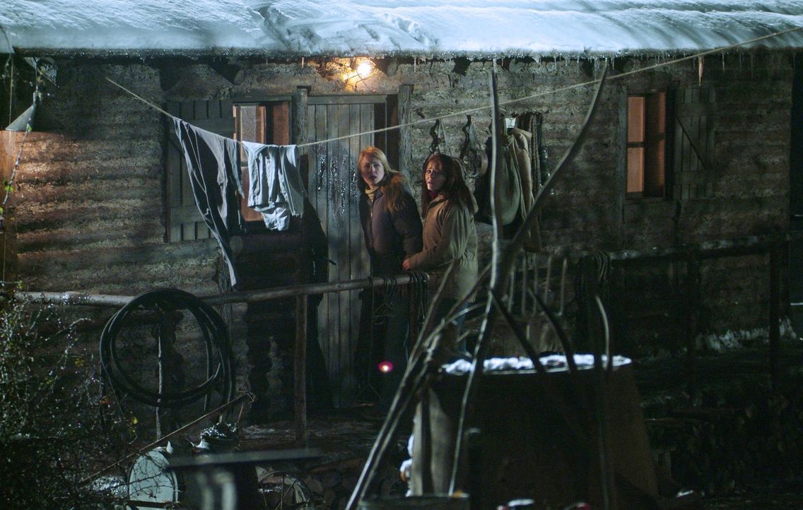Als Emma spurlos verschwindet, machen sich Karen (Lori Heuring, l.) und Sarah (Scout Taylor-Compton, r.) auf die Suche. Sie landen bei dem Einsiedle... - Bildquelle: Nu Image Films