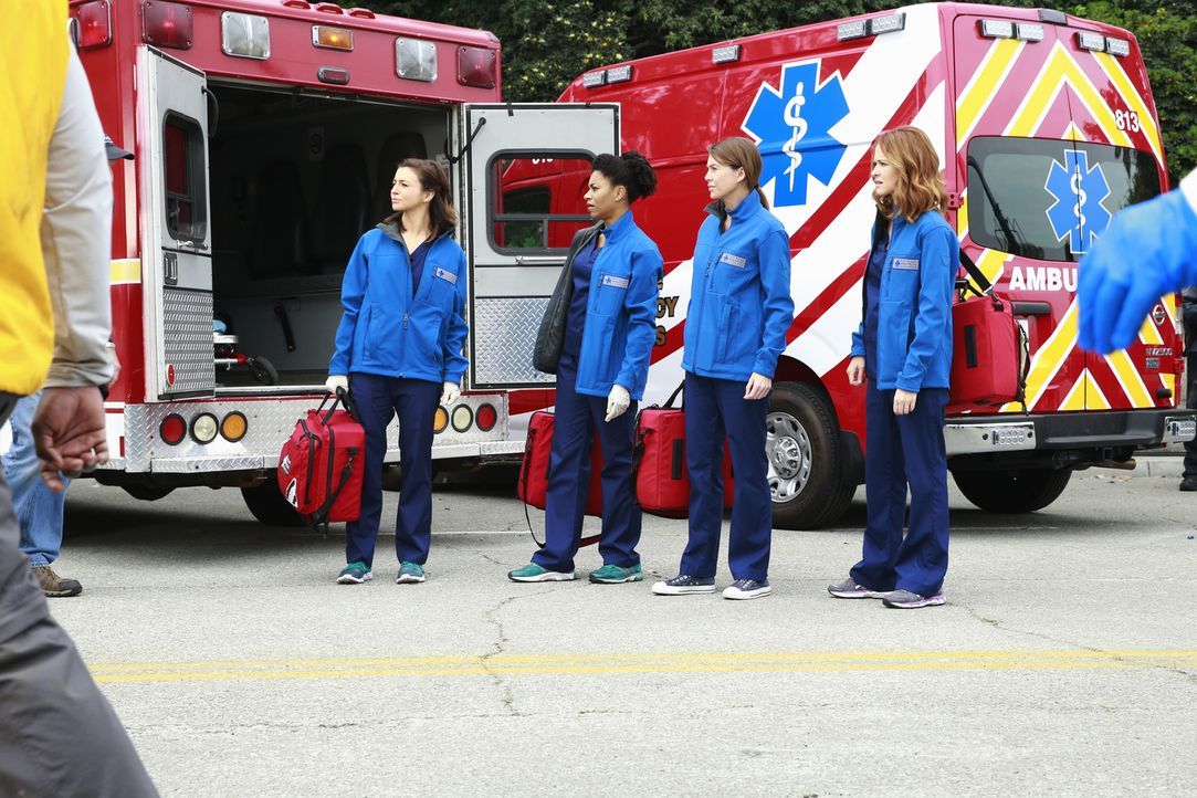 Ein Tunnel stürzt in der Stadt ein und begräbt viele Fahrzeuge unter sich. Meredith (Ellen Pompeo, 2.v.r.), Maggie (Kelly McCreary, 2.v.l.), April (... - Bildquelle: ABC Studios