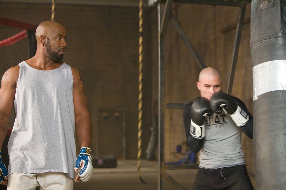 Wegen seiner Gewalttätigkeiten schmeißt Case (Michael Jai White, l.) Justin (Scott Epstein, r.) aus dem Team. Da entwickelt dieser einen teuflischen... - Bildquelle: Alicia Gbur 2011 Sony Pictures Worldwide Acquisitions Inc. All Rights Reserved.