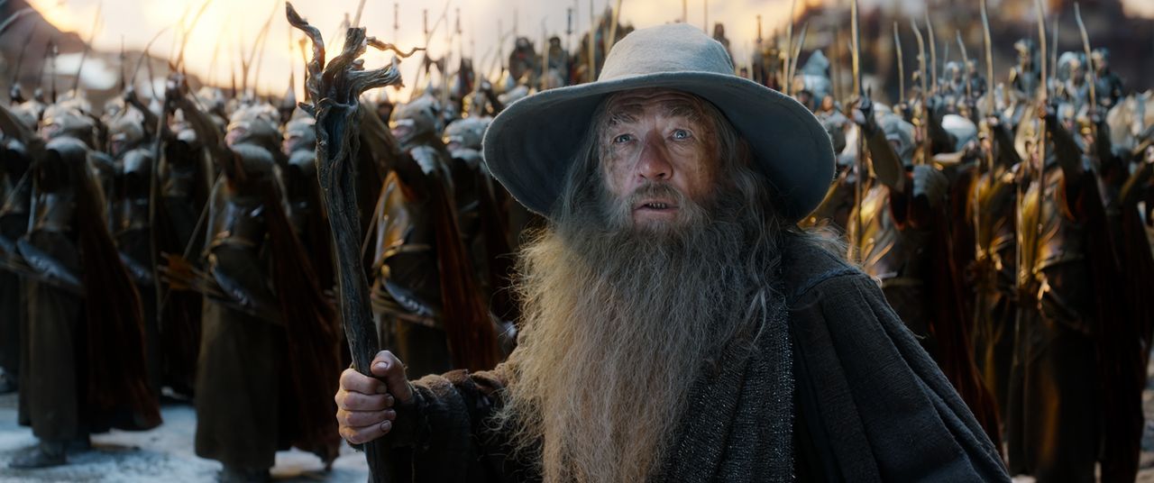 Gandalf (Ian McKellen) ahnt bereits, dass ein grauenvoller Krieg mit der dunklen Armee bevorsteht, doch werden die Elben ihm wirklich Glauben schenk... - Bildquelle: © 2014 Warner Bros. Entertainment Inc. and Metro-Goldwyn-Mayer Pictures Inc.