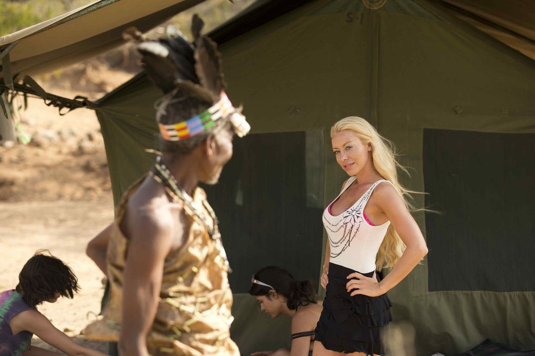 Auf einen Safari-Trip quer durch Tansania: Nina (r.) ... - Bildquelle: Guido Ohlenbostel ProSieben