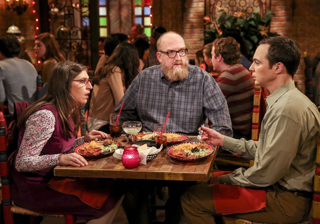 Datenight: Amy (Mayim Bialik, l.) und Sheldons (Jim Parsons, r.) romantisches Dinner wird plötzlich zum Dreier-Date, bei dem Bert (Brian Posehn, M.)... - Bildquelle: 2016 Warner Brothers