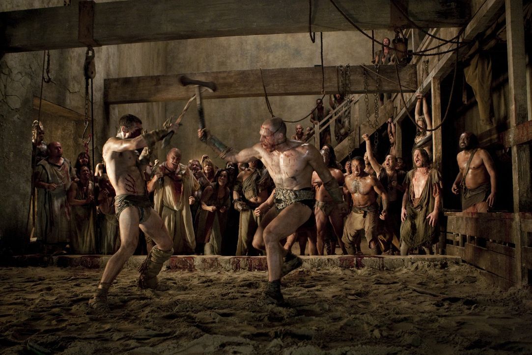 Zwischen Spartacus (Andy Whitfield, l.) und Kerza (Karl Drinkwater, r.) entbrennt ein Kampf auf Leben und Tod ... - Bildquelle: 2010 Starz Entertainment, LLC
