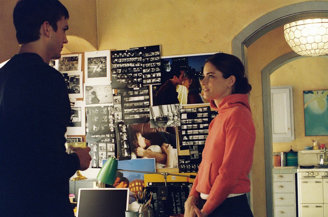 Emily (Amanda Peet, r.) ist gerade in einer extremen Punk-Phase, als sie Oliver (Ashton Kutcher, l.) kennen lernt. Obwohl Oliver eher ein biederer T... - Bildquelle: Touchstone Pictures. All rights reserved