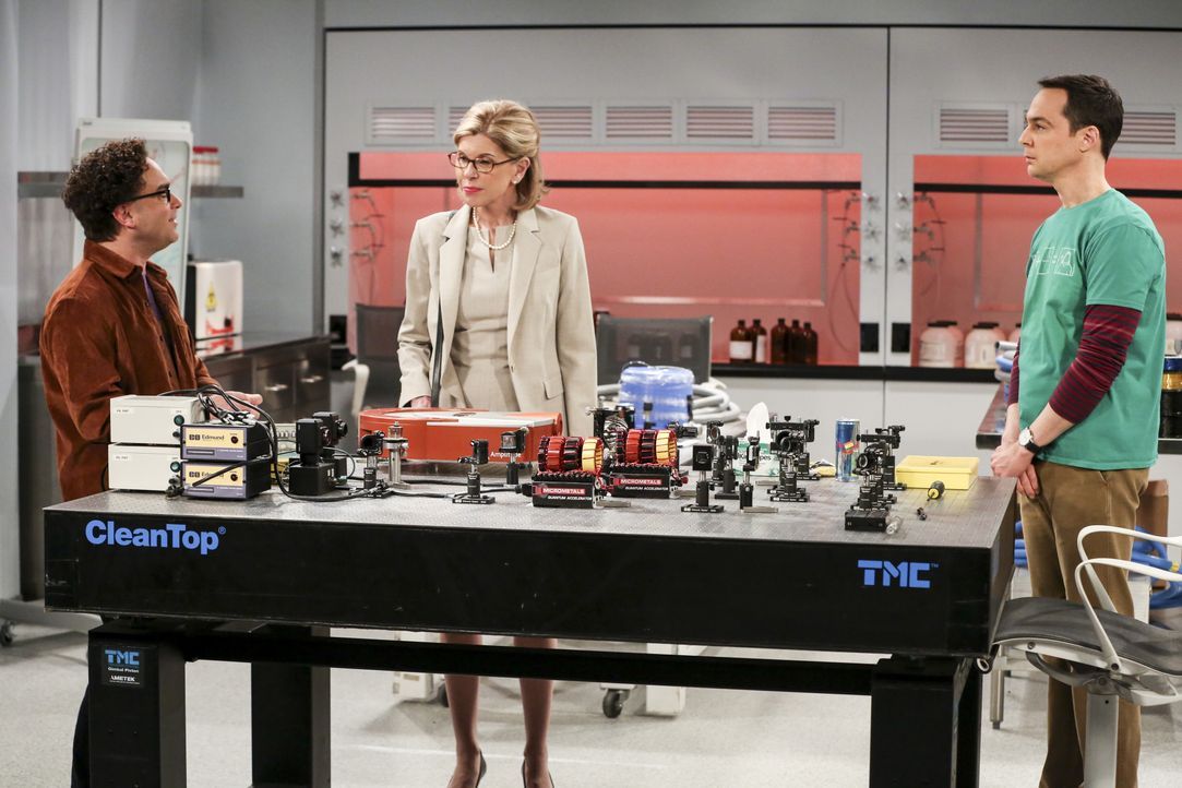 (v.l.n.r.) Leonard Hofstadter (Johnny Galecki); Dr. Beverly Hofstadter (Christine Baranski); Sheldon Cooper (Jim Parsons) - Bildquelle: Michael Yarish 2019 CBS Broadcasting, Inc. All Rights Reserved / Michael Yarish