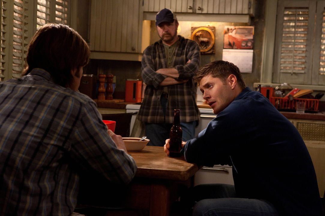 Zusammen wollen der neue, alte Sam (Jared Padalacki, l.), Bobby (Jim Beaver, M.) und Dean (Jensen Ackles, r.) einem Jungfrauen- und Golddieb auf die... - Bildquelle: Warner Bros. Television